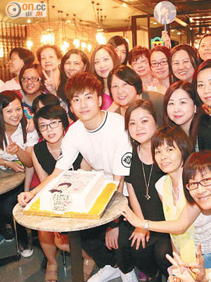 羅力威獲近200名歌迷送上生日蛋糕慶生。