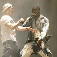 Kanye演唱時被Lee（左）走上台要跟他合唱。（東方IC圖片）