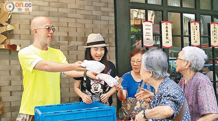 彭懷安與好友梁雪湄舉行派包慈善活動，氹得長者們十分開心。