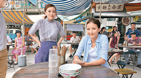 周嘉莉（左）與陳嘉桓在酷熱下拍戲，仍笑對鏡頭。