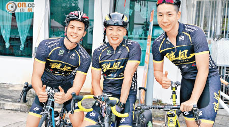 左起：朱鑑然、林超賢和柳俊江頂着炎熱天氣，踩單車宣傳電影。