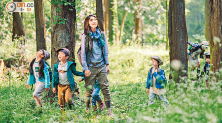 熱愛大自然的陳慧琳，帶領小演員於林中尋幽探秘。