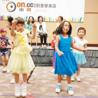 陳琪女兒胡芷苓（左）與同學仔一齊表演舞蹈。