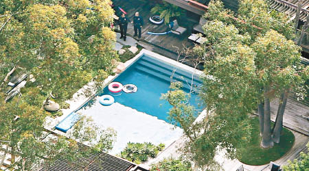 狄美摩亞的大宅有男子倒斃泳池，警方封場調查。（東方IC圖片）