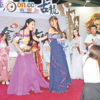 黃芷嫣（左）與台灣女模「鬥大胸」，在台上即場量度。