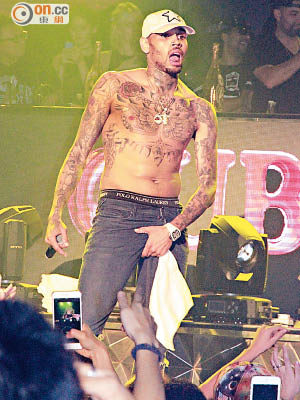 唱到渾身是勁的Chris Brown，忘形自摸。