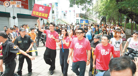 王浩信與李施嬅架勢登場，於街頭扮示威舉牌。