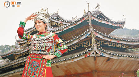 穿上侗族服飾的黃智雯，頗有少數民族少女的韻味。