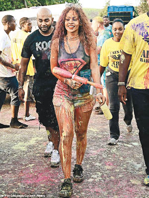 Rihanna回鄉參加噴漆節，玩到五顏六色。（東方IC圖片）