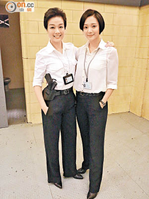 江美儀（左）與王君馨很喜歡這個國際刑警look。