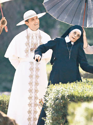 祖狄羅在新劇扮演教宗，戴安姬頓飾演修女。（東方IC圖片）