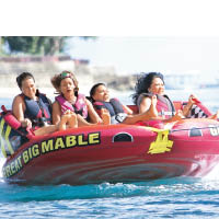 坐充氣艇的Rihanna（左二），雖最後跌了落水也無損心情。（東方IC圖片）