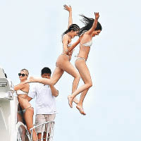 Kylie（前者）與Kendall手拖手跳水。（東方IC圖片）