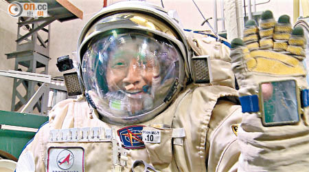 謝賢穿上超重太空衣，又於模擬太空艙內高速旋轉。