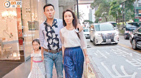林文龍與郭可盈和女兒到銅鑼灣食飯。