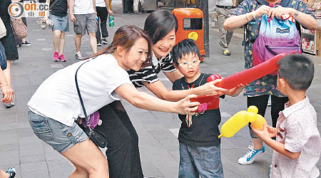 譚玉瑛（左二）與小朋友玩得很投入。