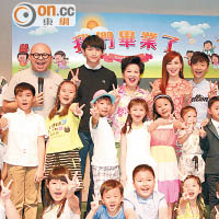 薛家燕請來林盛斌及過百位小朋友拍攝。