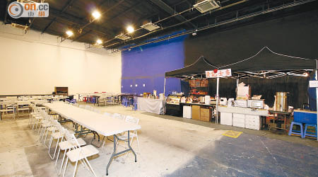 「發記士多」在新片廠繼續營業，佔地約二千呎，非常寬敞。