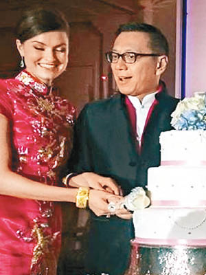 楊其龍與Martina於台上甜蜜切結婚蛋糕。