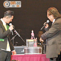 何哲圖對鄭俊弘的表演感到驕傲，更突然上台送蛋糕。