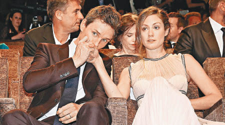 愛迪在戲院內表現緊張，不時捉着愛妻Hannah的手輕吻。（GettyImages圖片）