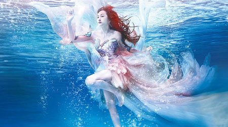 首次在水底拍攝的謝安琪化身水中仙子，大晒白滑長腿。