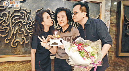 Karen日前與兄長一同慶祝母親76歲生日。