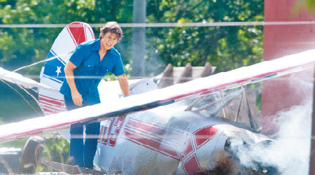 湯告魯斯早前拍攝一場小型飛機墜毀戲份。（東方IC圖片）