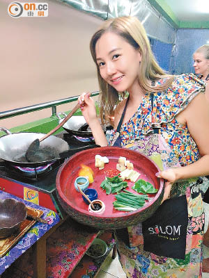 甄詠珊在泰國上烹飪班，更被導師邀合照。