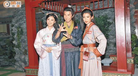 朱晨麗（左起）、洪永城、蔡思貝為新劇《味想天開》拜神。
