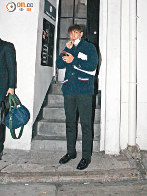 T.O.P在餐廳門外想點煙，見到記者時一臉尷尬。