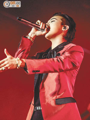 穿上火紅外套的G-Dragon投入唱出多首人氣歌曲。
