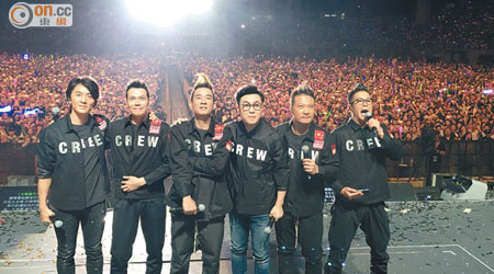 （左起）：鄭伊健、謝天華、陳小春、大鵬、錢嘉樂、林曉峰 <br>五子歡迎大鵬入會。