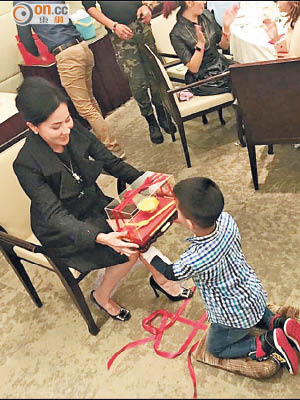 胡軍兒子跪下接過劉嘉玲送的金碗筷。