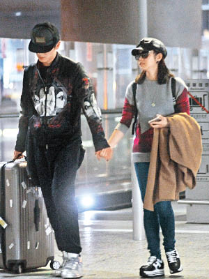 陳妍希與陳曉自求婚成功後，首度被拍到拖手現身機場。