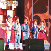 鄧養天（左三）在杭州的音樂頒獎禮中獲頒最欣賞亞洲人氣歌手大獎。