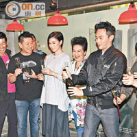 張智霖（右起）、薛家燕、阿佘及蕭定一等慶祝電影票房成績好。