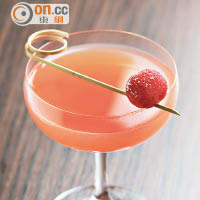 Yama Momotaro $120 <br>雞尾酒以不同的國家名稱命名，這杯用清酒、紅莓、柑橘和桃調成的日式特飲更是招牌作，果香叫人回味。
