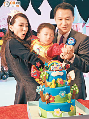 諸葛紫岐與丈夫薛嘉麟為兒子舉行生日會。