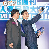 張智霖與頒獎嘉賓、無綫營業部助理總監尹錦輝自拍，期間跌了電話。