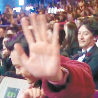 趙麗穎上台領獎時，鏡頭即影着陳偉霆，搞到他用手擋鏡頭。