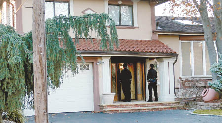 Nicki哥哥的大宅門外有警員到場調查。（(C)Splash News/東方IC圖片）