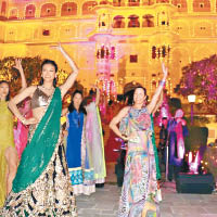 婚禮前夕，Rosemary（左二）在王宮Samode Palace舉行派對，大跳印度舞。