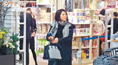 袁詠儀昨日現身超市逛家品部買暖水袋。