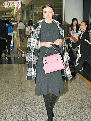 Miranda Kerr以一身冬裝現身，不失名模風範。
