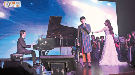 林天愛邀請JJ（中）與李雲迪合作表演慈善晚宴的主題曲。