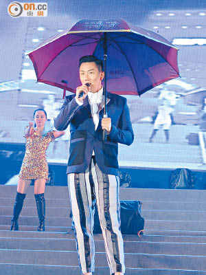 雨中演唱的劉浩龍預告明年攻大陸市場。