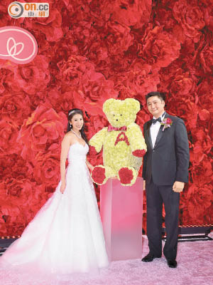 林玉茵與Alex的婚禮現場布置有可愛的花卉熊仔，然而仍不及新娘子搶鏡。