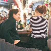 Vito與狄高達及友人於紐約一間酒吧約會，但男方似乎只對狄高達感興趣。（東方IC圖片）