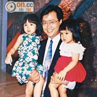鄺佐輝與首任太太育有三名女兒。